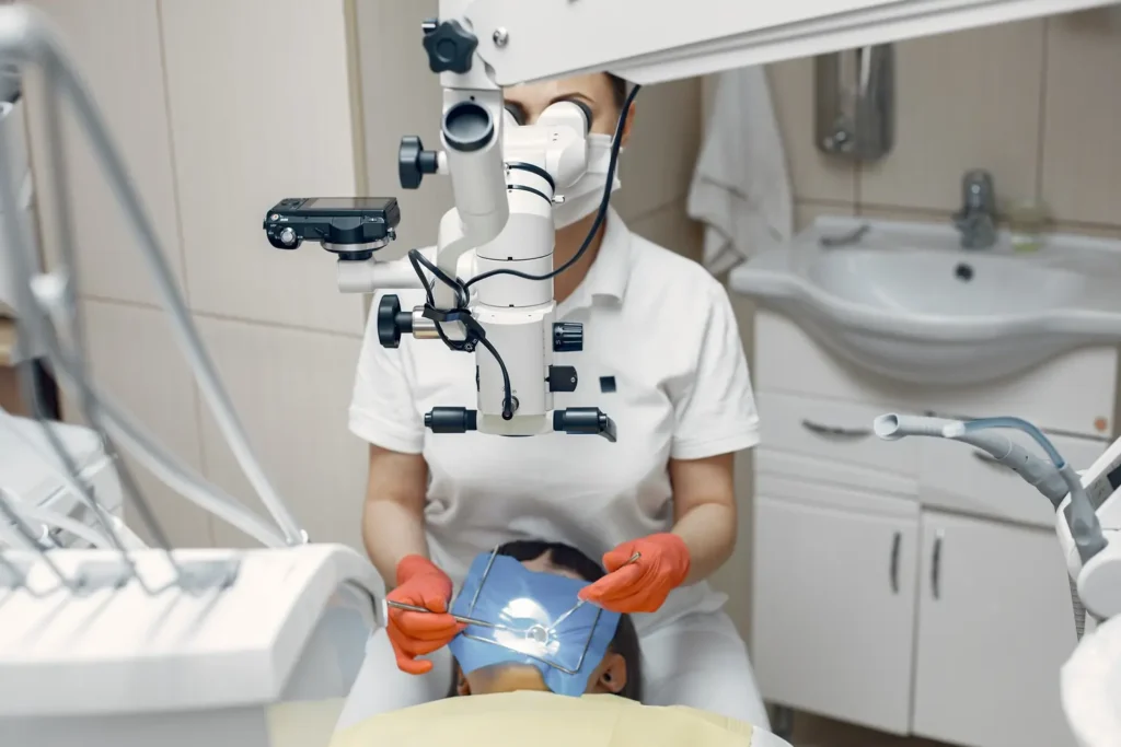 Maestría en Endodoncia Avanzada y Microscopía Clínica 3